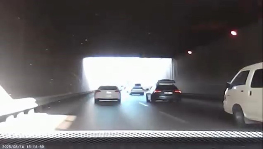 Trafikte güpegündüz alkollü sürücü dehşeti kamerada - Resim: 2