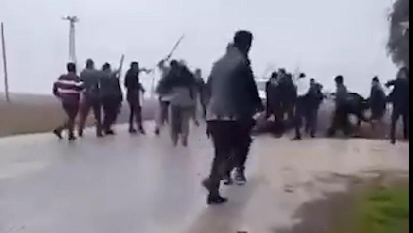 Taşlı, sopalı, kürekli meydan savaşı kamerada: Çok sayıda yaralı var! - Resim: 2