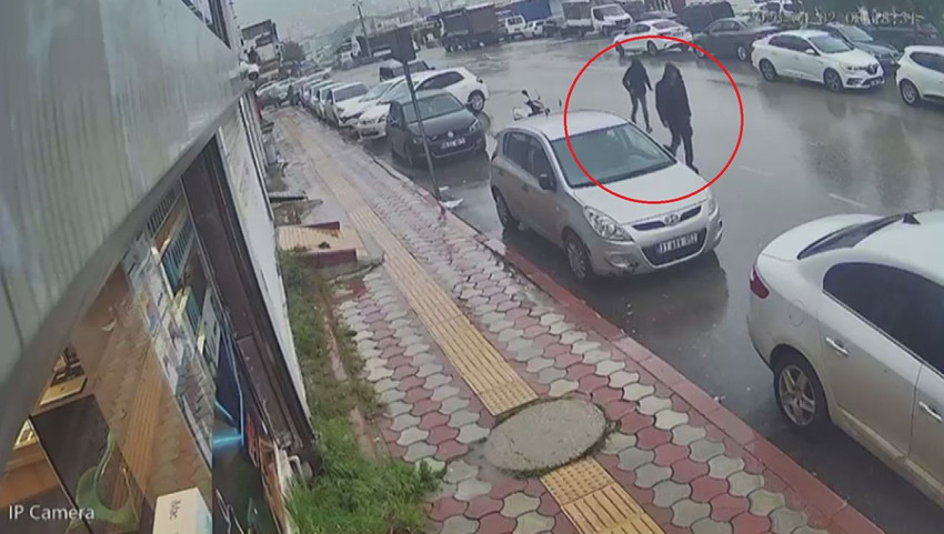 Kuyumcu ile kapkaççının kovalamacası kamerada... Kapkaççıyı metrelerce kovaladı! - Resim: 3