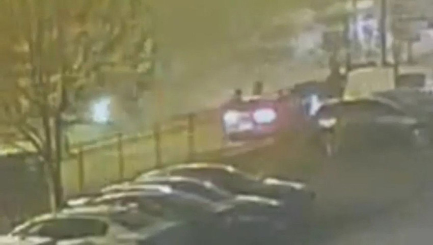 İstanbul'da dehşet anları! Genç kızla birlikte oturan kişiye silah çekip, aracını gasbetti! - Resim: 2