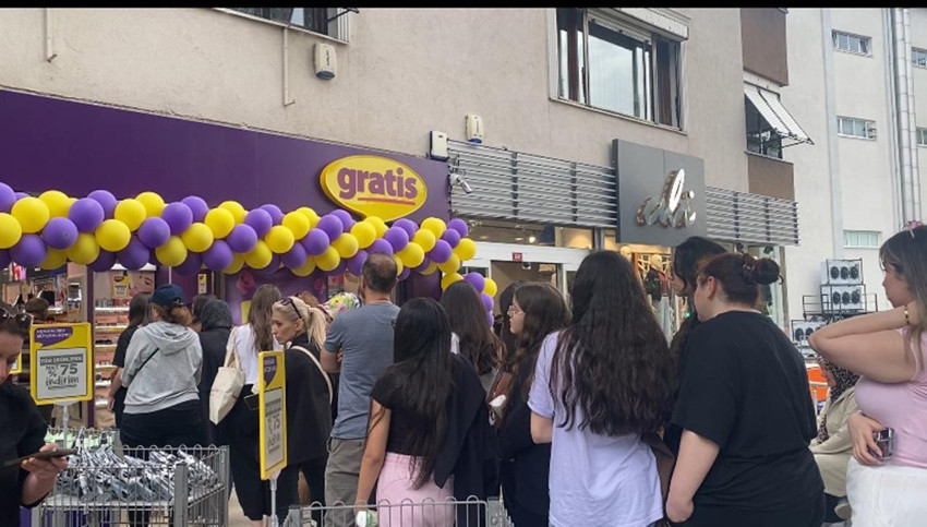 Yüzde 75 indirim yapan ünlü mağazaya hücum ettiler - Resim: 1