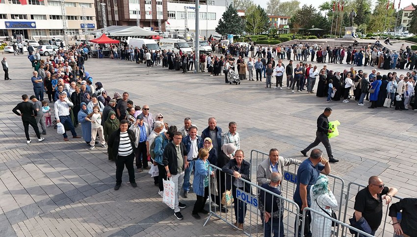 Üç ayrı stantta 3 ayrı metrelerce kuyruk oluştu... - Resim: 1