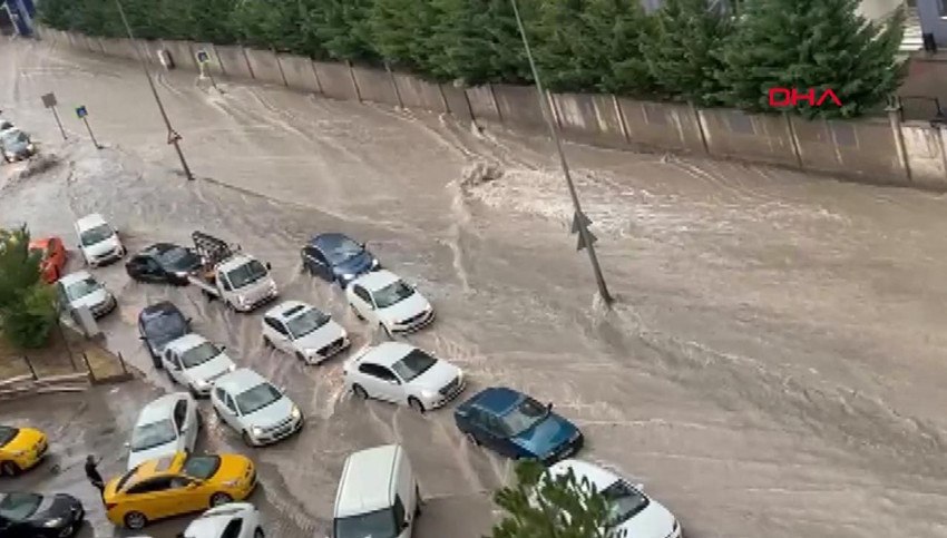 Ankara'yı yaz ortasında sel aldı: Yollar göle döndü - Resim: 1