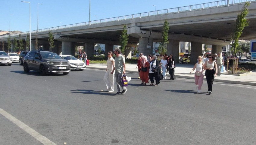 Sanki 30 metre ileride yaya geçidi yokmuş gibi... İstanbul'da skandal görüntü - Resim: 4