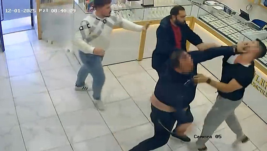 Kuyumcu esnafının tekmeli yumruklu kavgası kamerada - Resim: 4