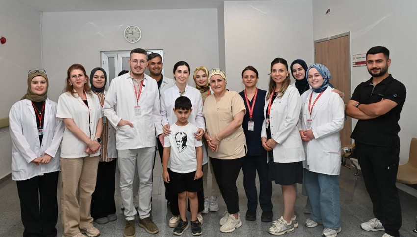 Biyonik kulak ameliyatı sonras 7 yaşındaki minik ailesinin sesini duydu - Resim: 4