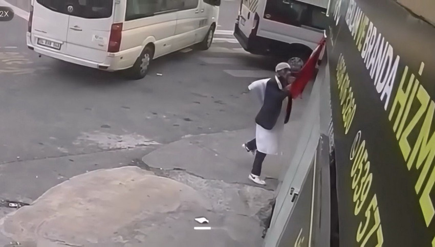 İstanbul'da Türk bayrağına çirkin saldırı! Suç kaydı kabarık çıktı! - Resim: 2