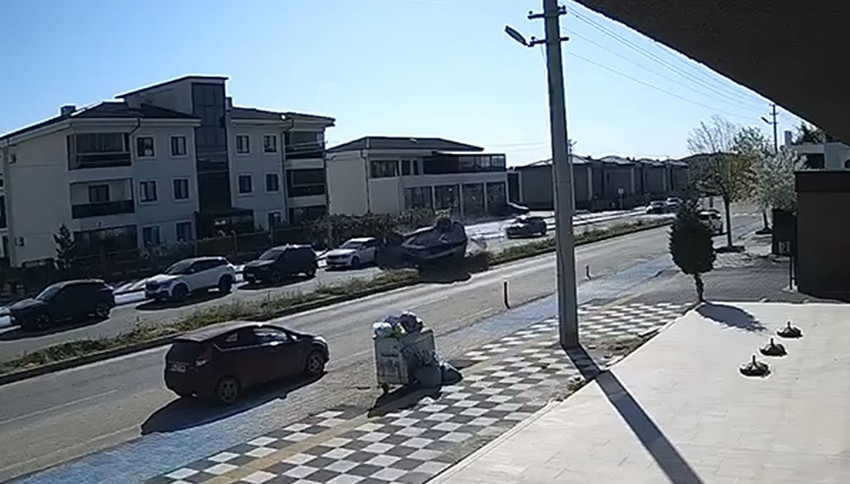 Tekirdağ'da korkunç kaza! Otomobiln 25 metre boyunca taklalar attığı kaza anı saniye saniye kamerada - Resim: 3
