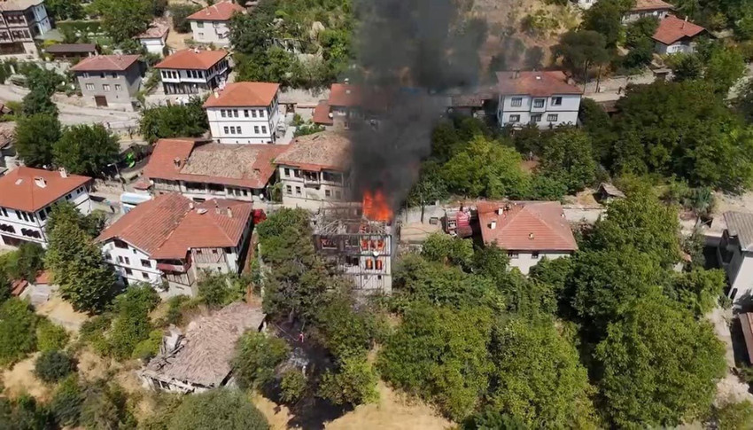 Safranbolu'da tarihi konak alev alev yandı - Resim: 1