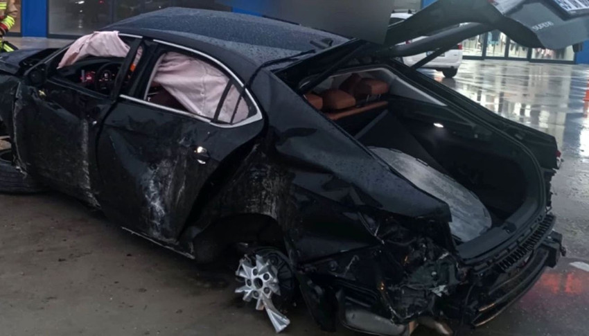 Akılalmaz kaza saniye saniye kamerada: Tam 60 metre boyunca taklalar atan araçtan sağ çıktılar - Resim: 4