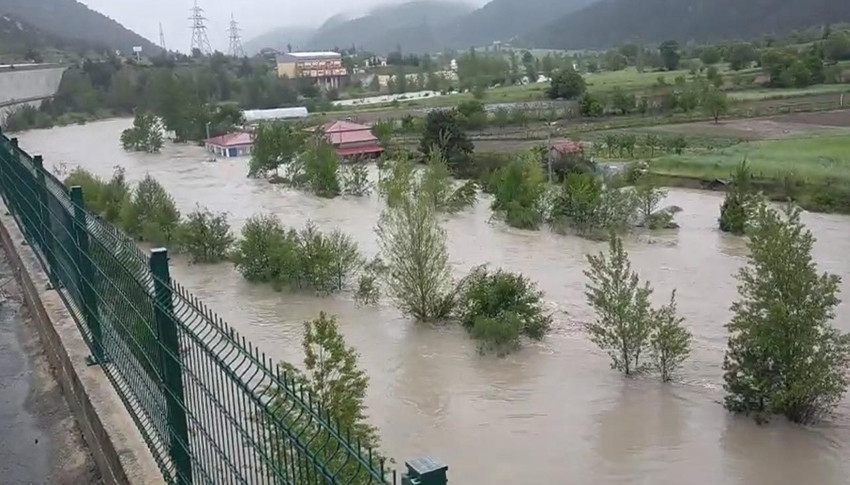 Baraj kapakları açıldı; ırmak taştı! Evler sular altında - Resim: 3