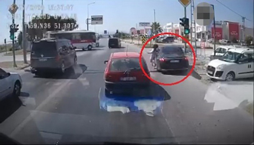 Antalya'nın Manavgat ilçesinde D-400 karayolunda emniyet şeridini hızla ihlal eden Alman uyruklu sürücü, yolun karşısına geçmeye çalışan 16 yaşındaki Elif K.'ye çarptı. Çarpmanın etkisiyle savrulan genç kız hastaneye kaldırılırken, o feci anlar saniye saniye araç kamerasına yansıdı.