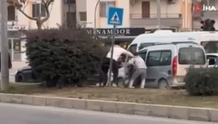 Trafikte bir başka sürücüye saldırıp tekme tokat öldüresiye dövdüler - Resim: 4