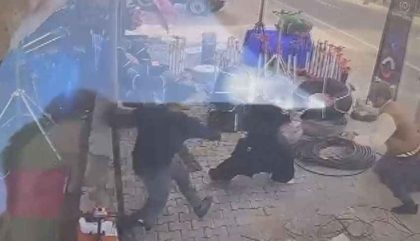 Bıçaklı saldırgana müdahale edip kadını ölmekten kurtardı - Resim: 1