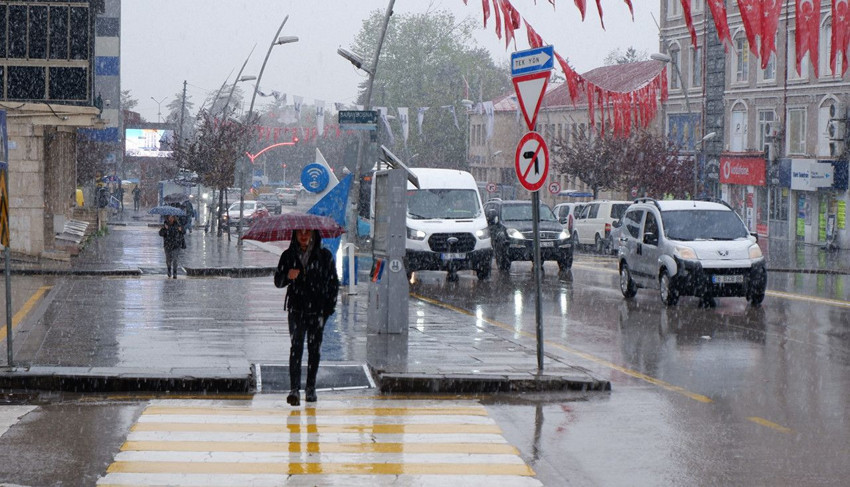 Hava durumu raporu açıklandı: Bir yanda aşırı sıcaklar, diğer yanda yağmur var... - Resim: 1
