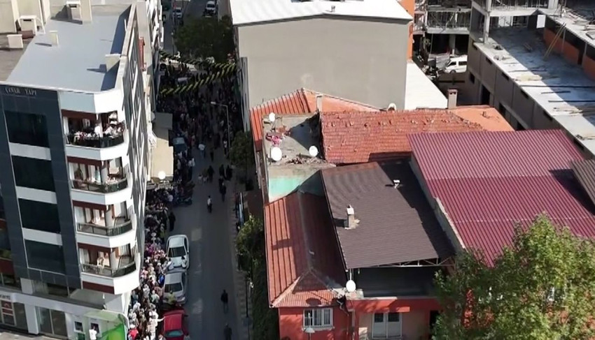 Yine bir mağaza açılışı, yine bir indirim izdihamı.... - Resim: 2