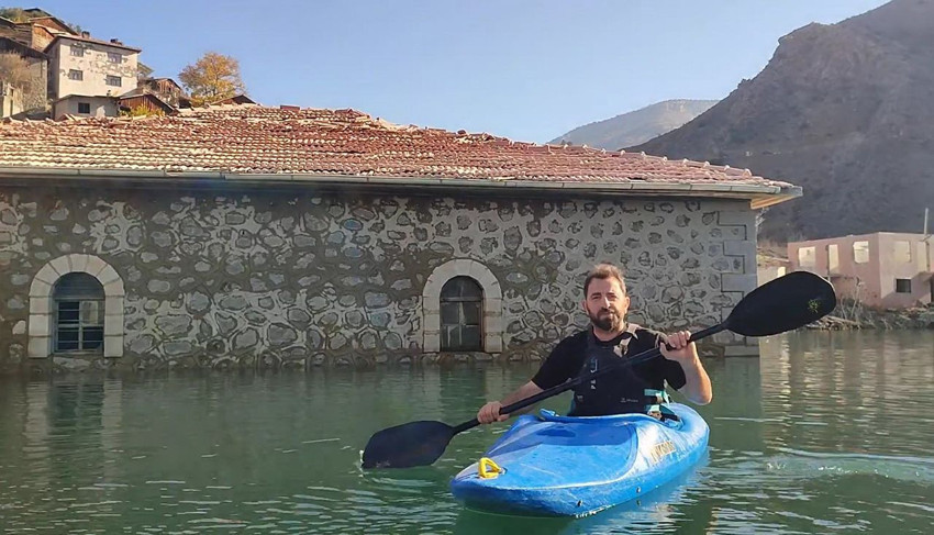 ''Türkiye'nin Atlantisi''ndeki camiye kanoyla ziyaret kamerada: Penceresinden girebildi - Resim: 2
