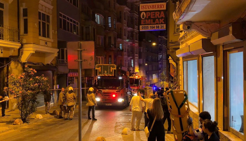 İstanbul'da gece yarısı paniği! 5 katlı binada duvar çöktü! - Resim: 4
