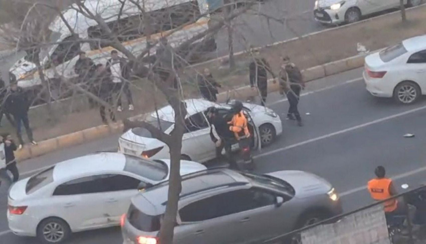 Trafikte araç sürücüsüne öldüresiye dayak kamerada - Resim: 1