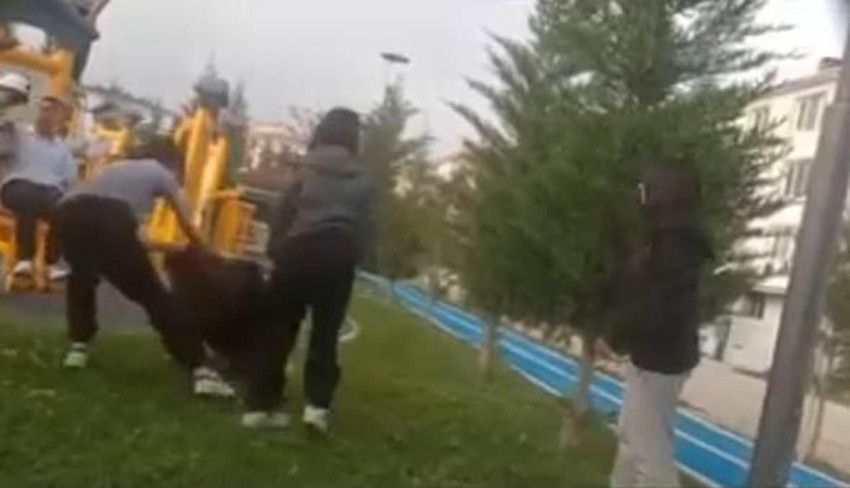 Ortaokullu kıza kahkahalar eşliğinde dayak dehşeti! - Resim: 4
