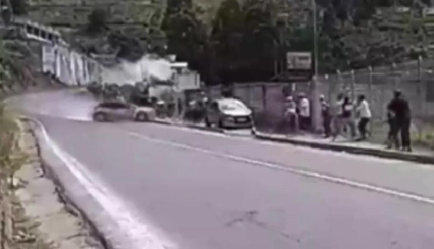 Ralli arabası seyircilerin arasına daldı: Ölü ve yaralılar var - Resim: 1