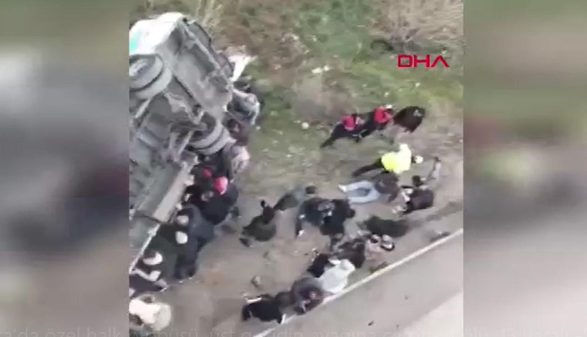 Ankara'da korkunç kaza! Özel halk otobüsü üst geçide çarptı: Ölü ve yaralılar var - Resim: 2