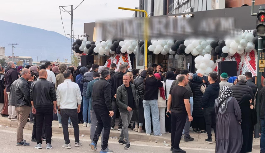 İndirime hücum! 10 TL'ye satılan ürünler izdihama yol açtı - Resim: 2