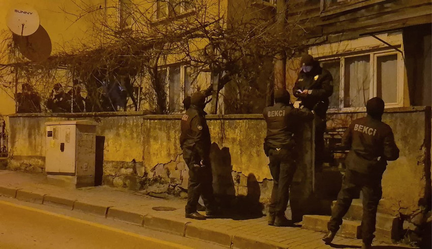 Kendi evine pencereden girmeye çalışınca ortalık bir anda karıştı - Resim: 4