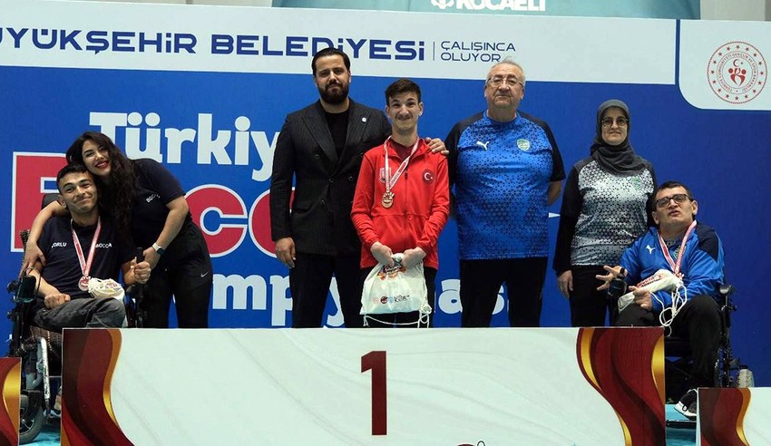 Yıllarca evden çıkmamamıştı... Engellerini aşıp milli takıma girip kürsüye çıktı - Resim: 3