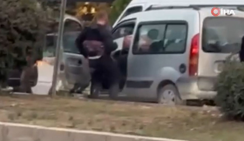 Trafikte bir başka sürücüye saldırıp tekme tokat öldüresiye dövdüler - Resim: 3