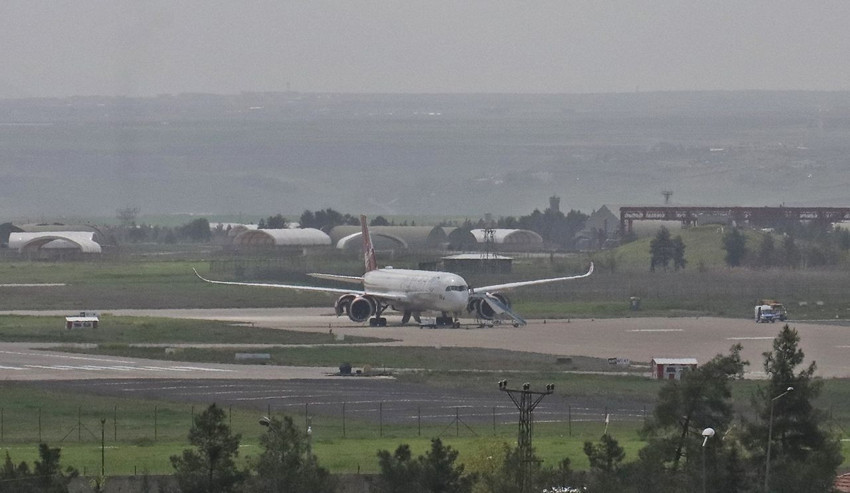 Diyarbakır'a acil iniş yapan yolcu uçağı havalanamadı - Resim: 1