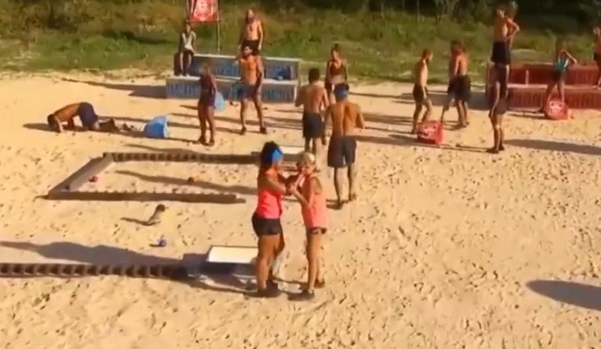 Survivor'da oyunu kaybeden kadın yarışmacı, rakibine kafa atıp burnunu kırdı - Resim: 6