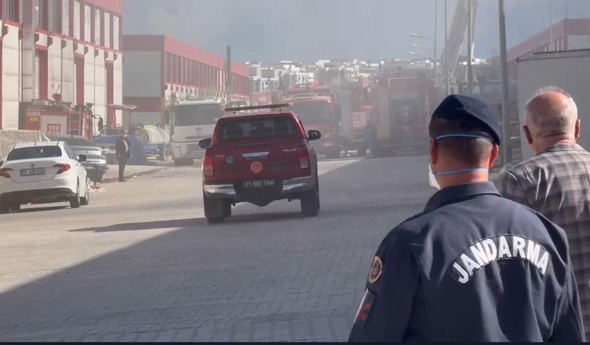 Sanayi sitesinde korkutan yangın: 3 depoyu alevler sardı - Resim: 2