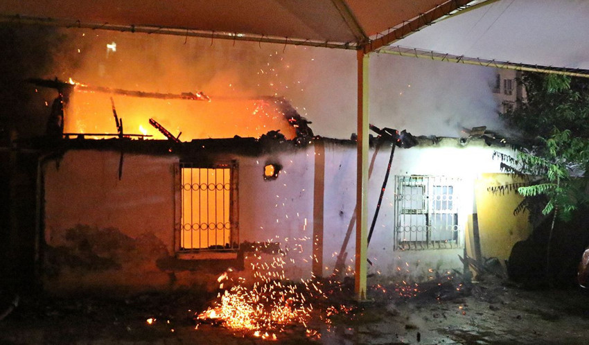 Gecekondu alev alev yandı, mahalleli kediler için gözyaşı döktü - Resim: 1