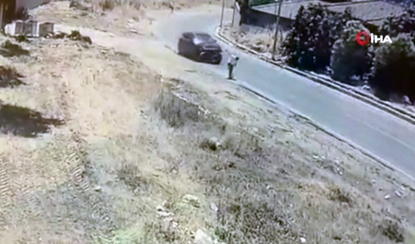 15 yaşındaki trafik canavarı kamerada! Yolda yürüyen adamı ezip geçti - Resim: 1