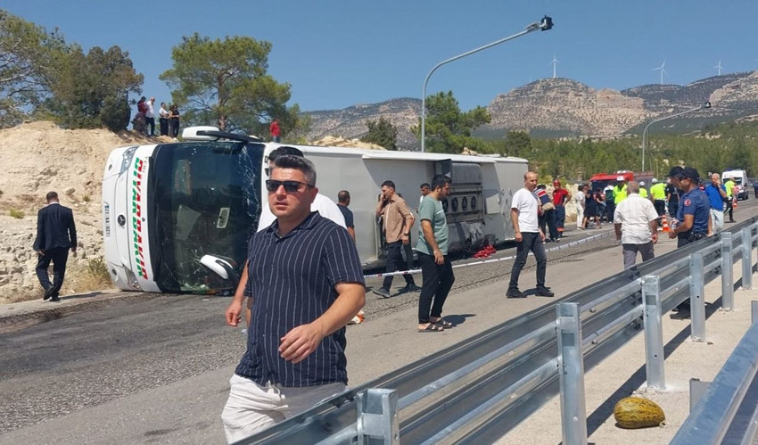 Türkiye'nin ölüm virajında korkunç kaza: Yolcu otobüsü kamyonla çarpıştı; ölü ve yaralılar var - Resim: 2