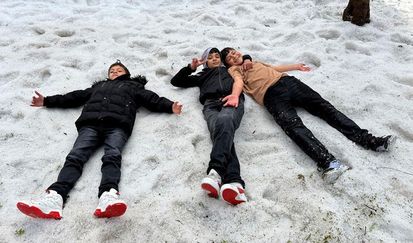 Sıcağıyla meşhur ilimizde şaşırtan manzara: Nisan ayında kar topu oynadılar - Resim: 3