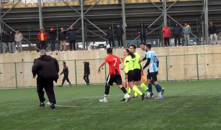 Yedek kulübesinden fırlayıp hakeme yumruk attı! Maç tatil edildi, futbolcu gözatında... - Resim: 2
