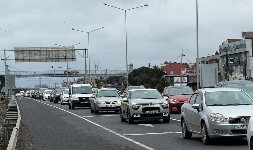 Bayram tatilinden İstanbul'a dönüş yolu kilitlendi; ağır vasıtalara trafiğe çıkış yasağı geldi - Resim: 3