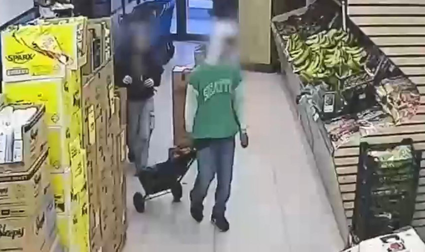 Çocuk değil şehir eşkiyası! Pazar arabasıyla market soygunu kamerada - Resim: 1