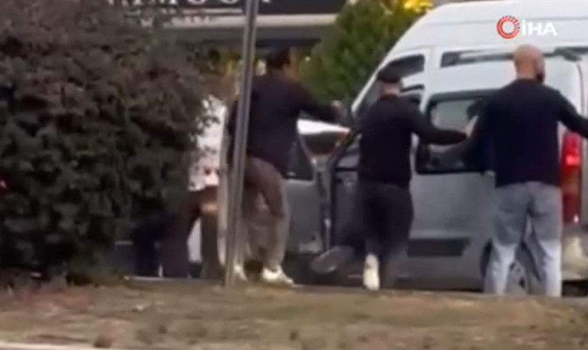 Trafikte bir başka sürücüye saldırıp tekme tokat öldüresiye dövdüler - Resim: 2