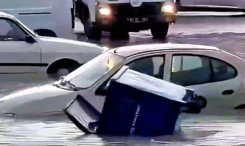 Sel suları bir ilimizi yuttu: Araçlar sulara gömüldü - Resim: 1