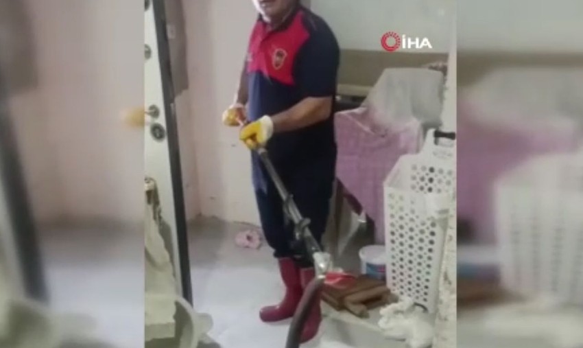 Dev yılanı evde nerede bulup çıkardığını görünce inanamayacaksınız - Resim: 2