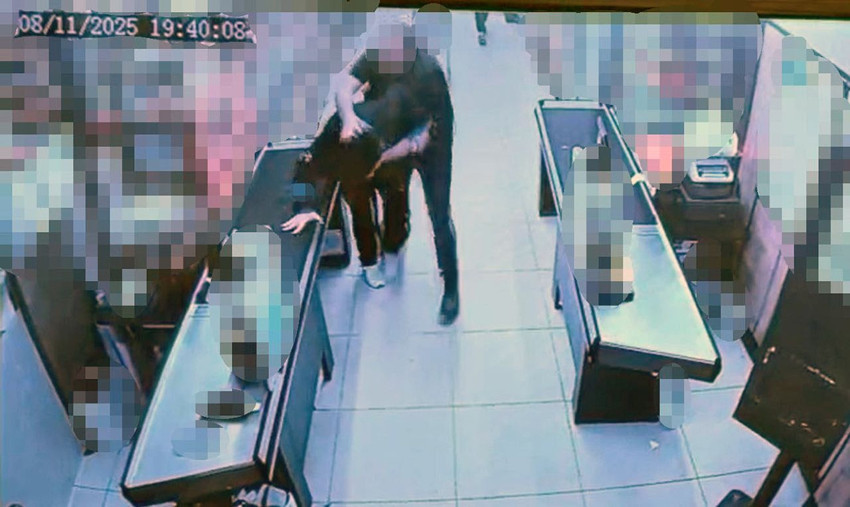 Bir çocuk şeker almak istedi, yumruklar, satırlar, tekmeler havada uçuştu; adeta savaş çıktı! - Resim: 4