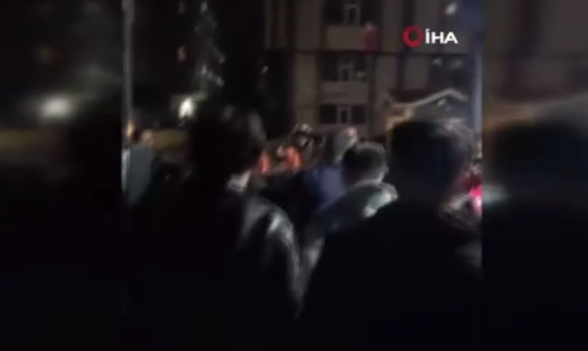 Öğrencilerle tartışan taksiciler ellerinde sopalarla öğrenci yurdunu bastı - Resim: 4