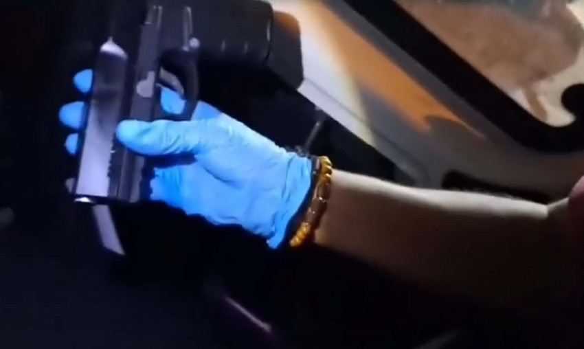 İzmir'de tekerlekli cephaneliğe operasyon: Yüzlerce silah ele geçirildi - Resim: 3