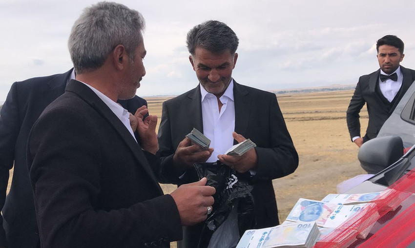 Muhtar düğün konvoyunu durdurup cami ve Kur'an kursu için zarf istedi - Resim: 2