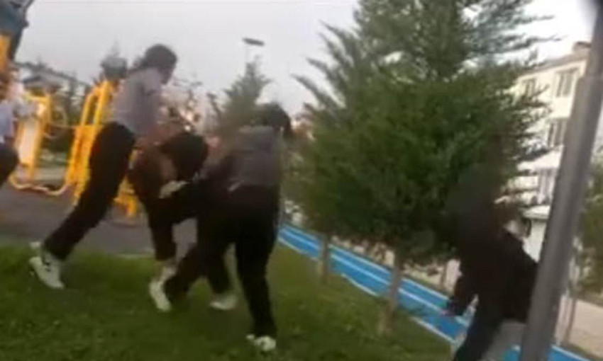 Ortaokullu kıza kahkahalar eşliğinde dayak dehşeti! - Resim: 3