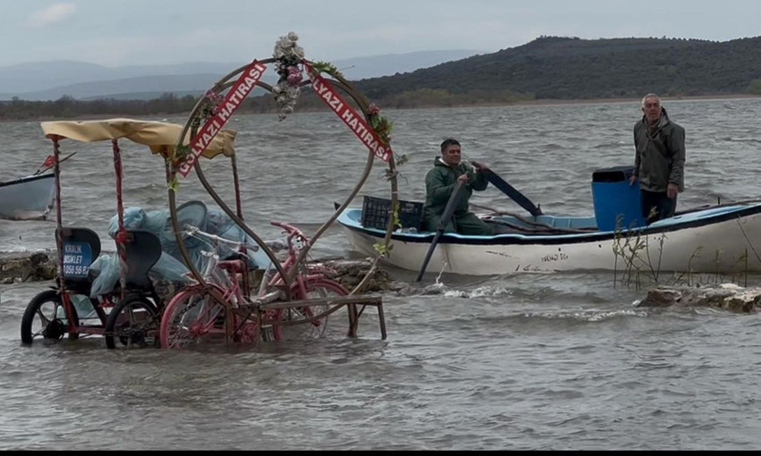 Türkiye’nin "Küçük Venedik"i sular altında! Yollar kapandı, kayıklar sokaklara indi! - Resim: 3