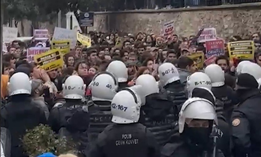 İstanbul Üniversitesi'nde İmamoğlu eylemi: Polis müdahale etti! - Resim: 1